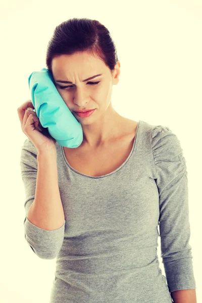 Jonge casual vrouw met een kiespijn. — Stockfoto