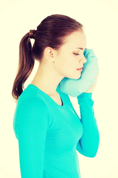 Mujer con un terrible dolor de muelas . —  Fotos de Stock