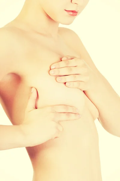 Καυκάσιος ενήλικης γυναίκας, εξετάζοντας το στήθος της — Φωτογραφία Αρχείου