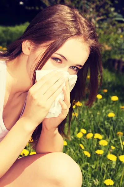 Mladá žena s alergií — Stock fotografie