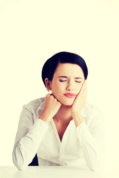 Junge Frau hat Zahnschmerzen — Stockfoto