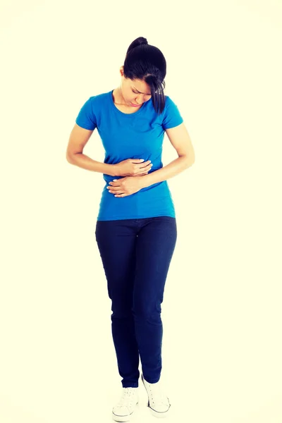 Giovane donna con problemi di stomaco — Foto Stock