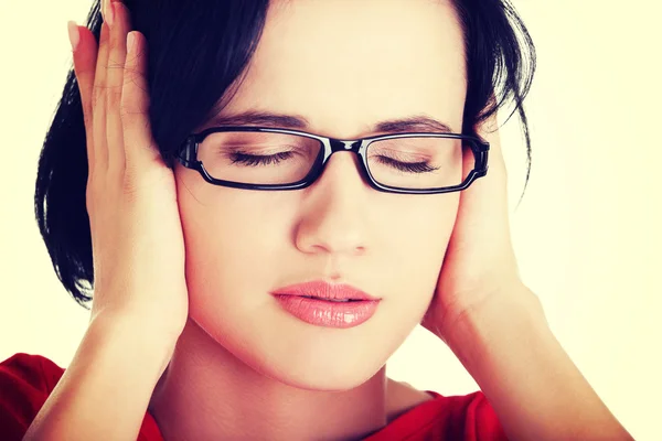 Jeune femme frustrée tenant ses oreilles — Photo