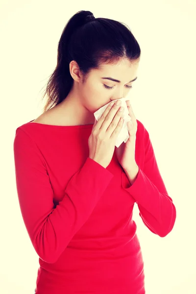 Mulher adolescente com alergia ou frio — Fotografia de Stock