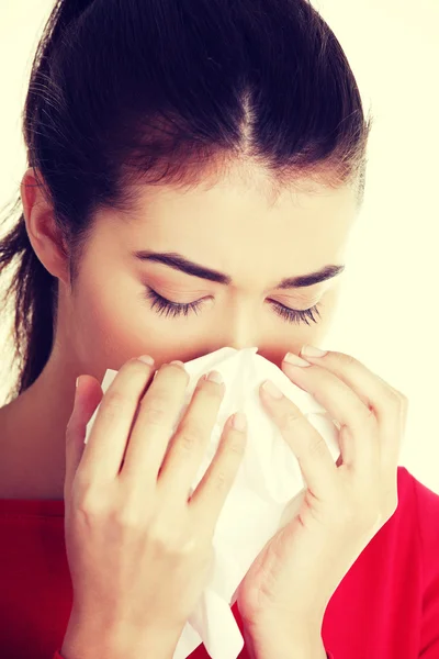 Mulher adolescente com alergia ou frio — Fotografia de Stock