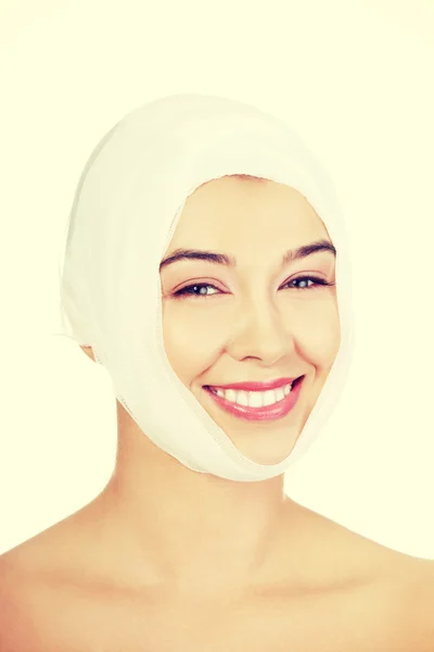Młoda kobieta twarzy z bandażem — Zdjęcie stockowe
