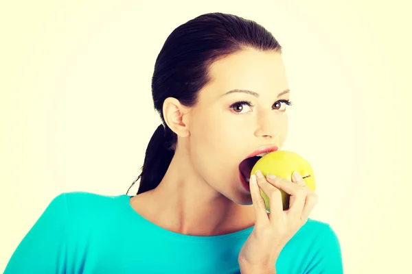 Young woman holding green fresh apple — Stock Photo, Image