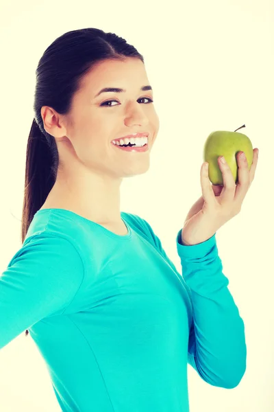 Příležitostná dívka drží jablko. — Stock fotografie