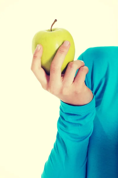 Lässige Frau hält einen Apfel in der Hand. — Stockfoto