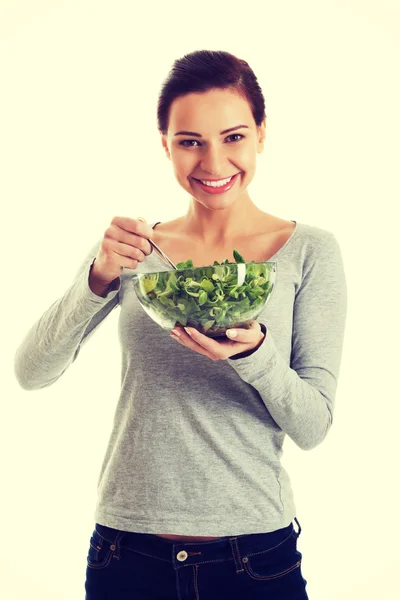 Junge Gelegenheitsfrau isst Feldsalat. — Stockfoto