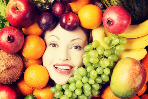 Женское лицо в фруктах — стоковое фото