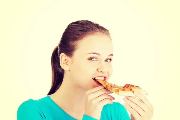 Junge Frau isst Pizza. — Stockfoto