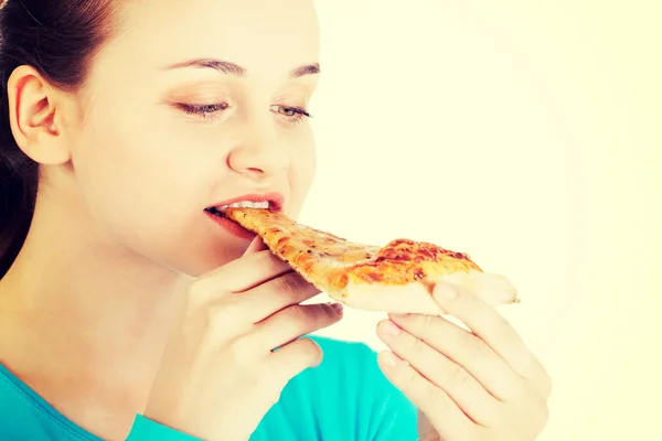 Junge Frau isst Pizza. — Stockfoto