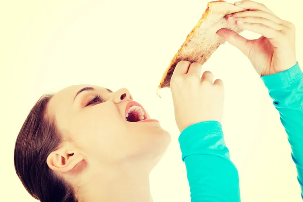 Junge Frau isst Pizza. — Stockfoto