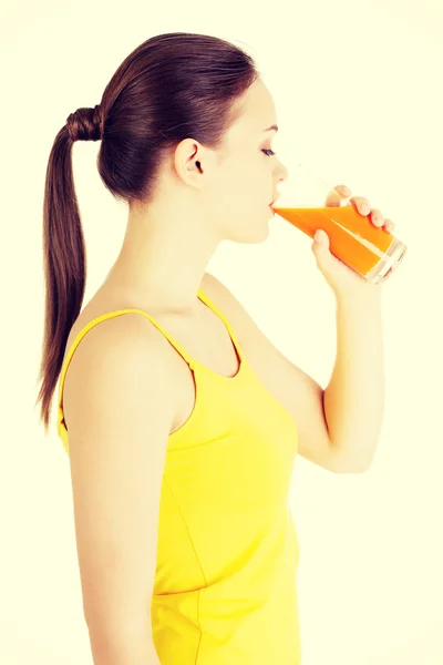 Jovem com o suco de cenoura — Fotografia de Stock