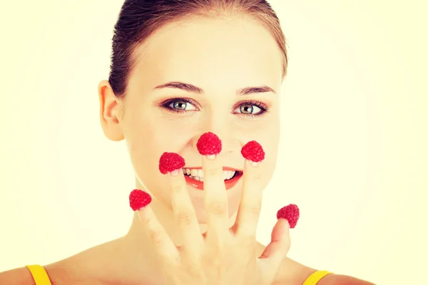 Smiling casual woman with raspberries — Stock Photo, Image