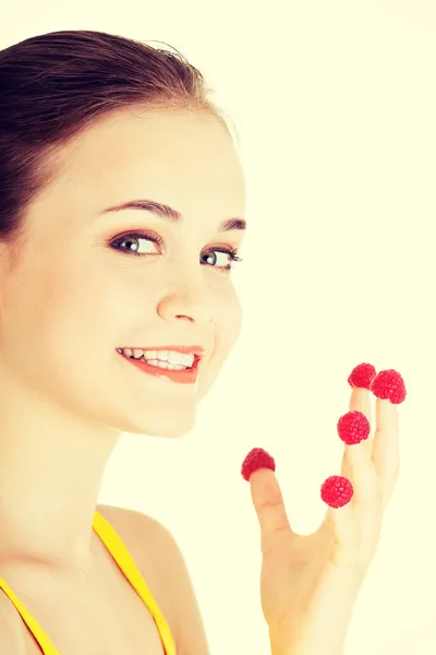 Smiling casual woman with raspberries — Stock Photo, Image