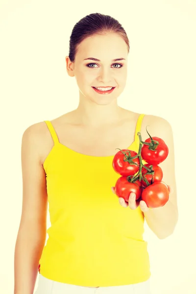 Junge Frau mit Tomate. — Stockfoto