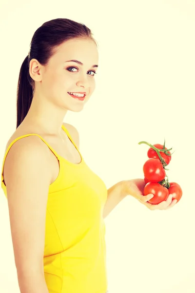 トマトを持つ若い女. — ストック写真