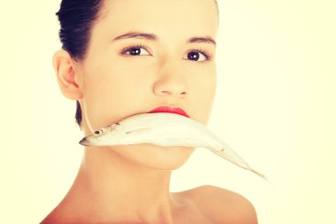 güzel bir kadın ağzında balıkla