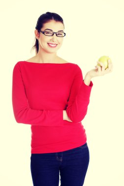 Yeşil elma yemek çekici genç kadın.