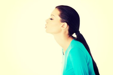 bir öpücük göndermek güzel casual kadın.