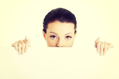 Boş tahtası olan mutlu genç bir kadın portresi.