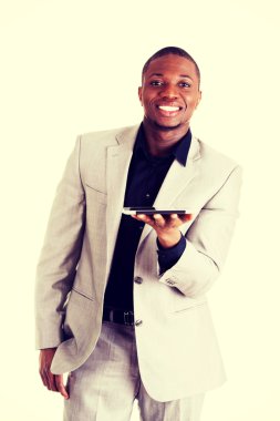 Tablet bilgisayarda çalışan yakışıklı işadamı.