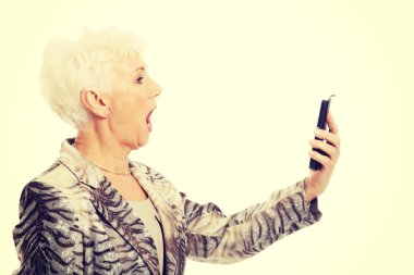 cep telefonu kullaranarak yaşlı bir zarif kadın.