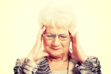 zarif bir kadın baş ağrısı geçiriyor.