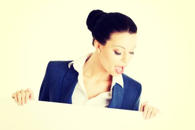 gülümseyen iş kadını boş tabela gösteriliyor