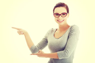 kenara işaret eden kadın.