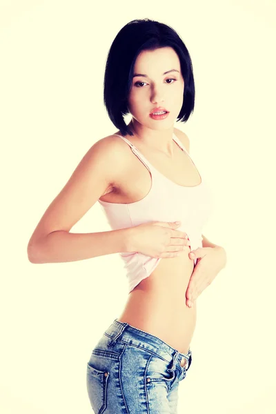 Młoda kobieta piękne sprawdzania jej brzuch — Zdjęcie stockowe