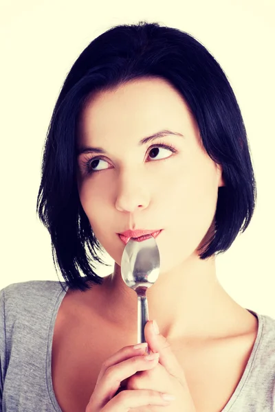 Vrouw met lepel in haar mond — Stockfoto