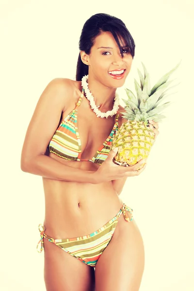 Glad sommar kvinna i bikini med ananas. — Stockfoto