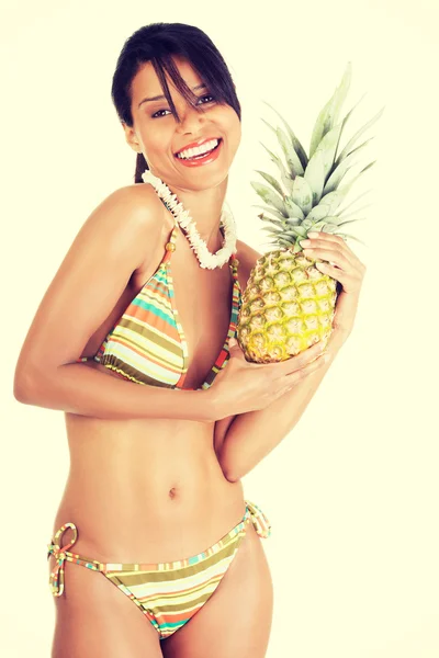 Joyeux été femme en bikini avec ananas . — Photo
