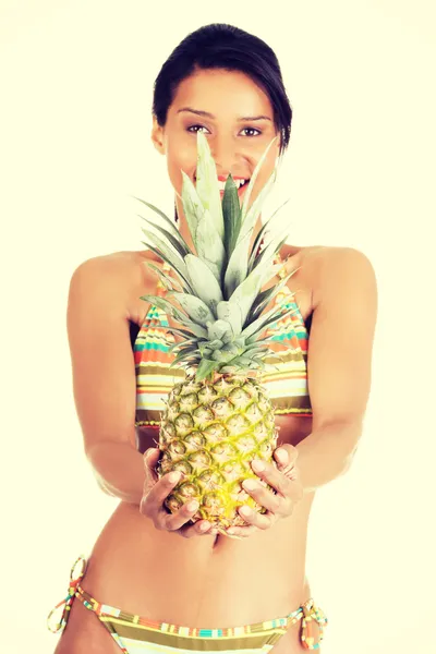 Glückliche Sommerfrau im Bikini mit Ananas. — Stockfoto