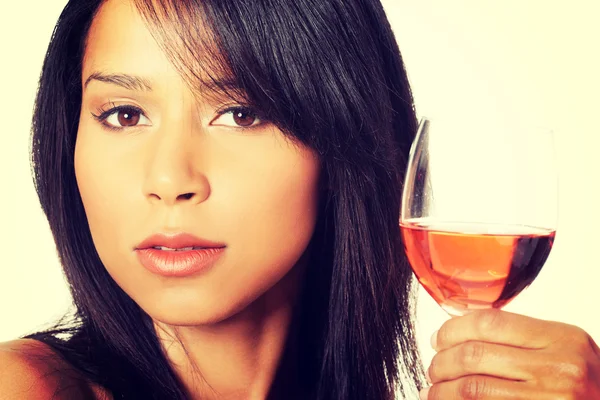 Bella donna con bicchiere di vino rosato — Foto Stock