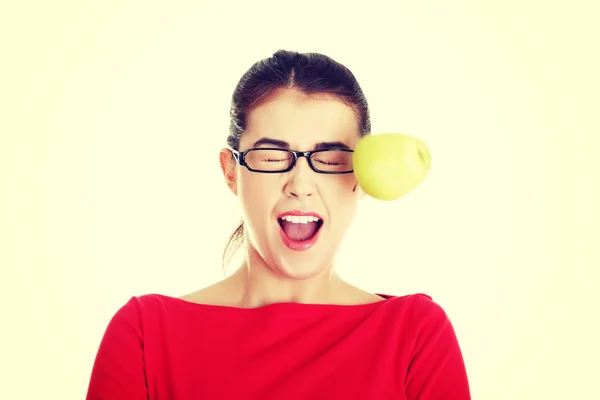 Femme décontractée dans des lunettes frappées par la pomme — Photo