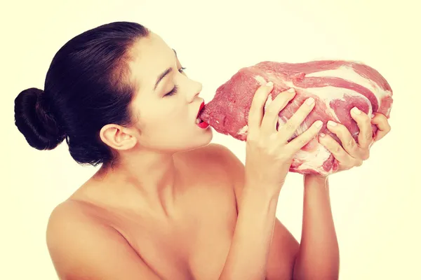 Ung vacker kvinna äta rått kött. — Stockfoto