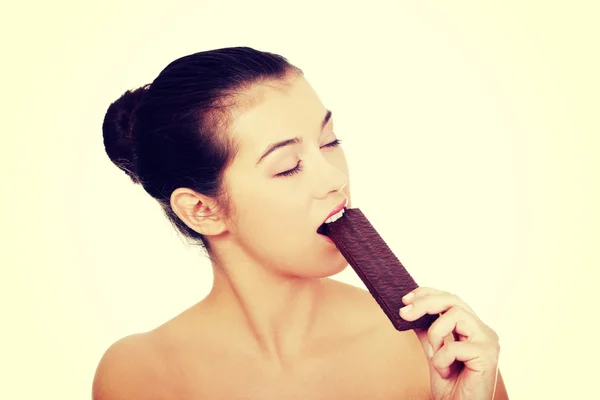 Mulher sorrindo muito feliz comendo waffle de chocolate — Fotografia de Stock