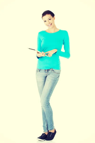 태블릿을 들고 있는 아름다운 캐리비안 여성. — 스톡 사진