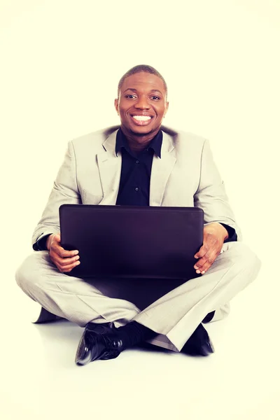 Sukcesy biznesmen działa na laptopie — Zdjęcie stockowe
