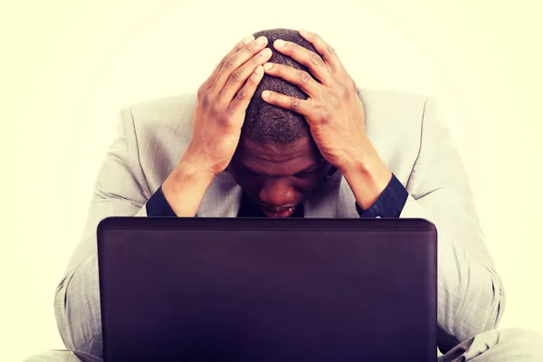 Empresário estressado trabalhando no laptop — Fotografia de Stock