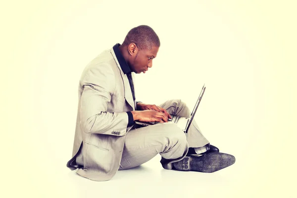 Homme d'affaires prospère travaillant sur ordinateur portable — Photo