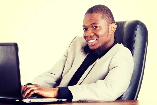 Succesvolle zakenman die op laptop werkt — Stockfoto