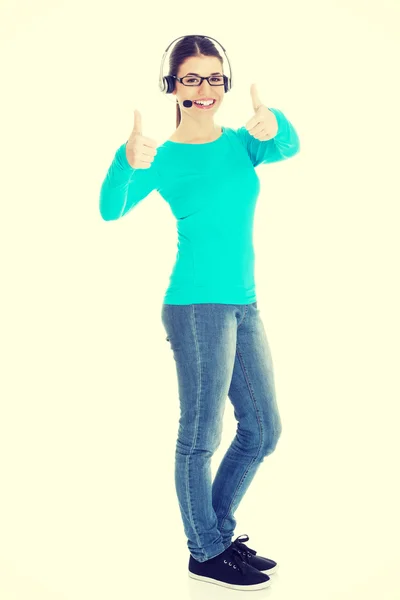 Mujer con auriculares y micrófono mostrando ok . — Foto de Stock