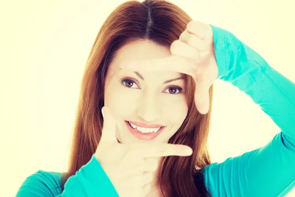 Mujer sonriente está mostrando cuadro a mano. — Foto de Stock