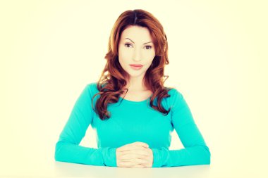 donna in abiti casual, seduto alla scrivania