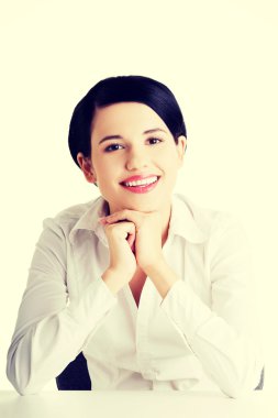 Masanın arkasında genç güzel iş kadını